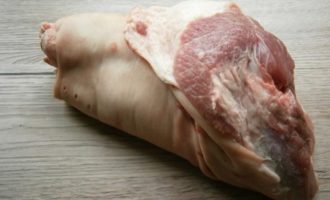 Wie backt man Schweinshaxe köstlich im Ofen? Zunächst müssen Sie eine frische Schweinshaxe kurz in warmem Wasser einweichen, die Haut abkratzen und sie gründlich unter fließendem Wasser abspülen. Hierzu können Sie einen Pinsel verwenden.