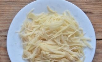 Tritare le patate molto finemente e sottilmente, per questo è possibile utilizzare una grattugia speciale per le carote coreane.