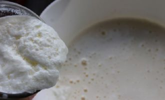 Kefir hendaklah pada suhu bilik. Campurkan kefir dengan campuran telur.