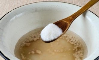 In order for the yeast to begin to actively grow, you need to add a tablespoon of sugar (take it from the indicated 100 grams).