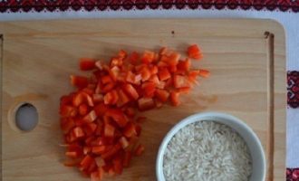 Reis und Paprika getrennt abspülen, die Paprika entkernen und in feine Würfel schneiden.