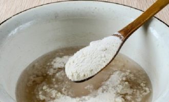 Agora você precisa peneirar 2 colheres de sopa de farinha para o fermento e o açúcar (retirar dos 450 gramas indicados).