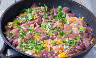 When the root vegetables are sufficiently fried, add the liver and, if desired, chopped parsley to the pan. Fry the ingredients over moderate heat without a lid, stirring them regularly.