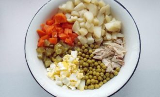 Drain the juice from the peas and pour it into a deep bowl. We also put chicken meat, potatoes, eggs, carrots, cucumbers there, season with mayonnaise, mix, add salt to taste. 