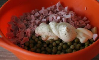 Épluchez le saucisson bouilli, coupez-le en petits cubes et versez-le dans la salade. Ajoutez de la mayonnaise à l'Olivier (pas nécessairement le paquet entier), saupoudrez de poivre moulu et de sel si nécessaire.