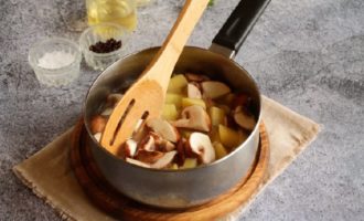 Pour broth or plain purified water into the saucepan. The amount of liquid should be enough to cover all ingredients. Add salt and spices later, but for now just simmer all the ingredients of the soup in the broth for fifteen minutes.