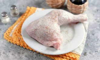 Comece a preparar o frango. É necessário combinar o vinagre com o azeite, o molho de soja e despejar a mistura em todos os lados do frango. Em seguida, salgue o frango e polvilhe com pimenta, acrescente outros temperos se desejar.