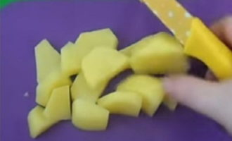 Corte as batatas em pedaços médios.