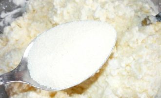 Mexa a mistura até incorporar e adicione a semolina. Deixe a mistura repousar por 10 minutos para que a semolina tenha tempo de inchar, absorvendo o excesso de umidade.