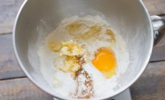 Na tej stopnji takoj dodajte cimet in mleti ingver. Bodite prepričani, da jemljete suho hrano. Poleg cimeta in ingverja je v testo dovoljeno dodati muškatni orešček, kakav in mlete nageljnove žbice. Tako bodo vaši medenjaki edinstvenega okusa.