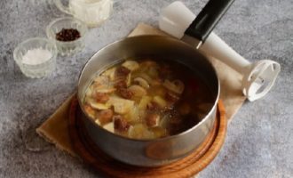 When the potatoes are ready, remove the saucepan with the ingredients from the heat and blend the ingredients in the saucepan using an immersion blender until the mixture is completely homogeneous. Then return the pan to the stove.