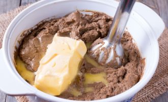 Add the butter, which you need to remove from the refrigerator in advance, into the container with the pate and beat everything together again with a blender so that the butter is evenly distributed in the structure of the pate.