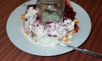 Combine the remaining beets with the garlic, place on top and smooth with a spoon, rounding all sides.