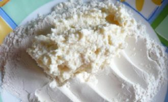 Antes de cada cheesecake, molhe as mãos em água fria, pegue uma pequena parte da massa e forme uma bola. Enrole cada cheesecake na farinha, apertando levemente com as palmas das mãos dos dois lados para formar bolos grossos.