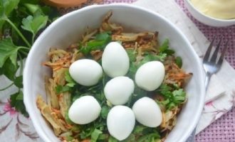 Teratas salad dengan baki kentang, letakkannya dalam bulatan untuk membentuk sarang. Letakkan telur rebus dan kulit di tengah. Hiaskan salad dengan pasli segar dan hidangkan.