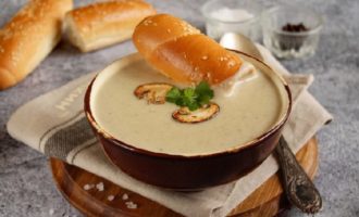 When the soup comes to a boil, turn off the heat and pour into serving bowls or plates. Serve the dish with white bread, crackers, cheese, herbs - at your discretion.