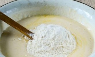 Now add the remaining sugar, a little salt and sifted flour into the dough. Flour must be sifted, since, saturated with oxygen, it will make the dough softer and airier. Mix all the ingredients and knead the dough.