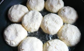 Aqueça óleo vegetal inodoro em uma frigideira larga. Reduza o calor. Coloque os cheesecakes em uma frigideira e frite de um lado até dourar.