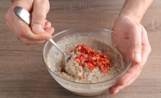 Aggiungere poco a poco il brodo caldo alla massa risultante, mescolando continuamente con un cucchiaio.Il pezzo dovrebbe avere la consistenza di una ricca panna acida. Aggiungere le spezie dal mortaio (aglio e pepe), mescolare bene.