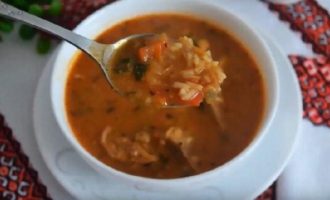 Wenn die Suppe gekocht ist, lassen Sie sie 15 Minuten ruhen. Auf diese Weise wird es mit allen Aromen und Gewürzen gesättigt und hat bereits Zeit, mit seinem Duft alle an den Tisch zu locken. Wir empfehlen, Kharcho mit Sauerrahm, Roggenbrot und Knoblauch zu servieren.