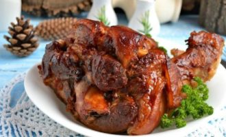 Fertig ist die Schweinshaxe! Das fertige Gericht kann je nach Wunsch heiß oder gekühlt serviert werden.