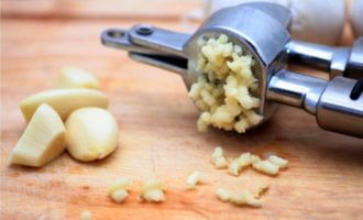 Pass the garlic through a press. In a small bowl, mix chopped garlic, paprika, black pepper, salt and vegetable oil.