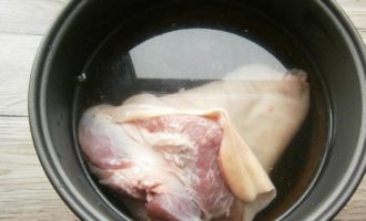 Place the cleaned, washed shank in a large saucepan and fill with clean water. Bring the shank to a boil, and then remove the resulting foam. Salt the broth well, add bay leaves and a mixture of peppers. You can add other spices to your taste. Be sure to put the peeled onion into the boiling broth and boil the meat for two hours over low heat.