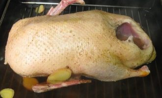 Then scald the duck carcass on all sides with the resulting marinade.After this manipulation, the bird’s skin will tighten a little and darken.