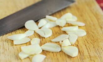 Separate the peeled garlic into slices and cut each slice lengthwise into 4 pieces. 