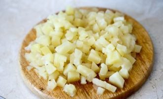 It is better to buy pineapples in cubes instead of rings (otherwise they need to be cut into cubes). Drain the syrup from the pineapples by placing them in a sieve or colander.