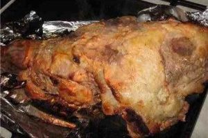 Asse o cordeiro no forno a 180°C por 1,5 horas. Sirva a carne assada com quaisquer vegetais.