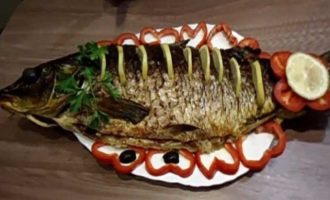 Wrap the carp carcass tightly with another piece of foil and secure the edges so that the juice does not leak out. Bake the carp in the oven at 190°C for 1 hour. 20 minutes before the end of baking, remove the top sheet of foil so that the baked carp is covered with a golden crust.