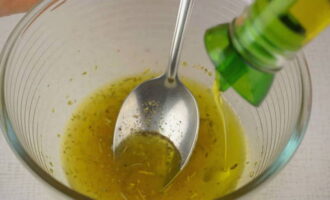 Pour the crushed spices into a small container, add olive oil and stir.