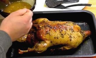 After this time, remove the baked turkey from the sleeve and pour the juice into a bowl. Wash the baking sheet, spread it with sunflower oil, place the bird on it again, pour in the juice remaining after baking, and place everything in the oven for 20 minutes.Then drain the juice from the baking sheet and continue baking for another 15–20 minutes. This is necessary so that the bird is covered with a golden crispy crust.