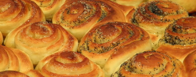 Bollos de levadura en el horno.