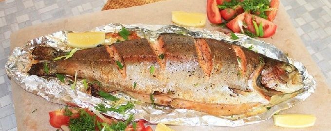 Trout na inihurnong sa foil sa oven