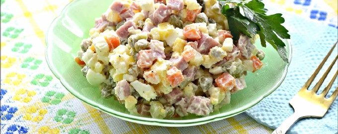 Salad Olivier cổ điển với xúc xích và đậu Hà Lan