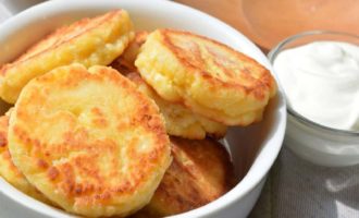 Exuberantes panquecas de requeijão com semolina em uma frigideira