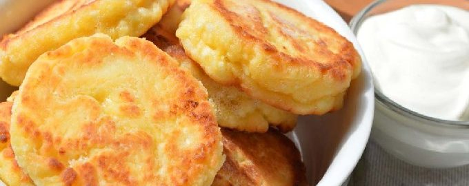 Weelderige kwarkpannenkoekjes met griesmeel in een koekenpan