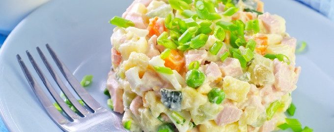 Oliviersalat mit Hühnchen