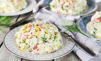 Ensalada con palitos de cangrejo