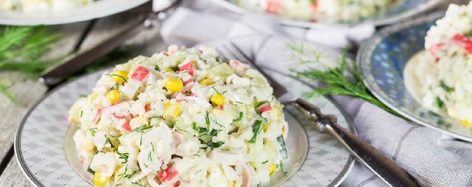 Salat mit Krabbenstäbchen