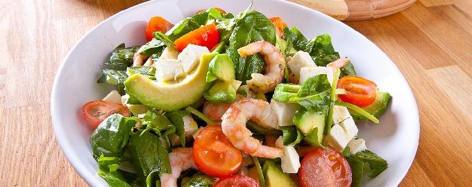 Salad dengan udang dan alpukat