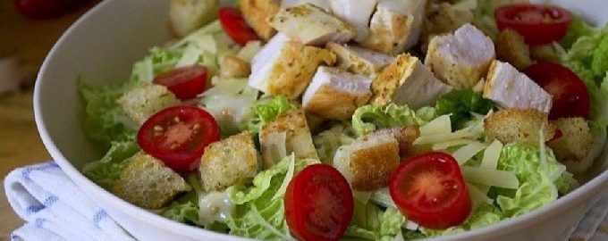 Ensalada César con pollo y picatostes