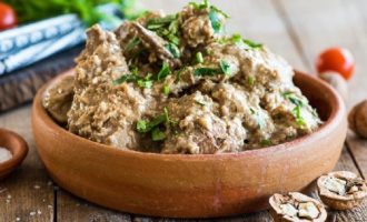 Satsivi de poulet classique géorgien