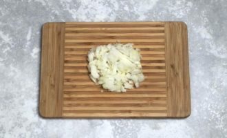 To prepare minced hedgehogs with rice and gravy, you need to prepare the meat mass. Finely chop the onion. Add one part of the chopped onion to the minced meat.