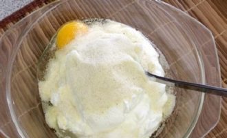 How to cook cottage cheese casserole with semolina in the oven, like in kindergarten? In a large container, using a blender or other culinary device, stir together the eggs, salt and sugar; add cottage cheese, semolina and milk there.