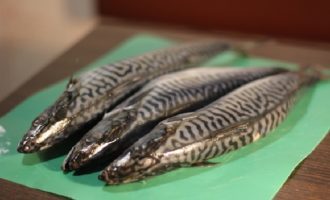 How to deliciously and easily cook mackerel on a grill on a grill? We clean the carcasses, remove the heads, fins and tails.