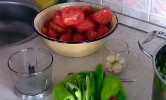 How to prepare an incredibly tasty cucumber lecho for the winter? Rinse tomatoes, sweet peppers and cucumbers well under running water. Then chop the vegetables: tomatoes into slices, peppers into quarters and cucumbers into slices. Peel the garlic. Finely chop the hot pepper if desired.