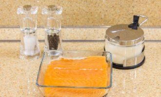 How to quickly and tasty salt salmon at home? Rinse fresh fillets in running water and dry with paper towels to remove excess moisture. Measure out the required amount of salt and sugar.